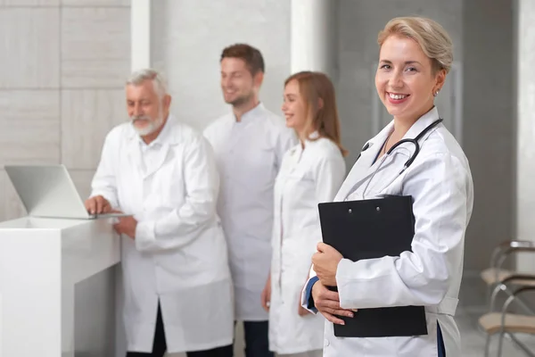 ORL médecin posant dans un hôpital privé moderne . — Photo