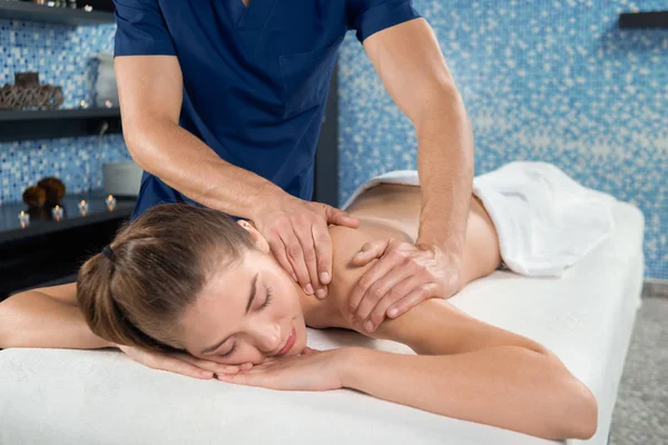 Cliente femenino en el salón de spa recibiendo masajes relajantes — Foto de Stock