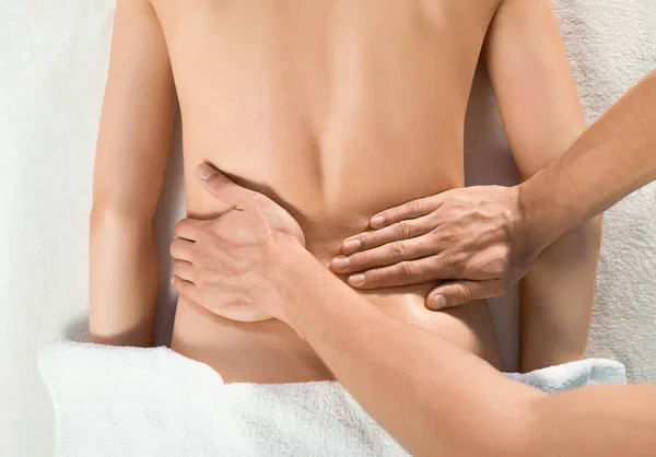 Vista Cima Mãos Doutor Masculino Profissional Que Massageia Atrás Cliente — Fotografia de Stock