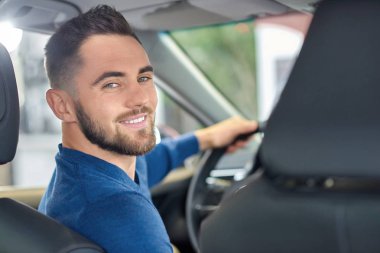 Arkada arıyorum sakallı hansome esmer adam portresi.