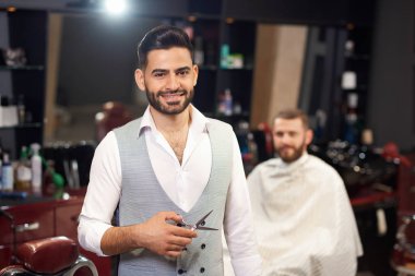 Profesyonel Kuaför kameraya bakarak portresi