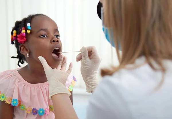 Niño africano en el examen en médico ENT . — Foto de Stock