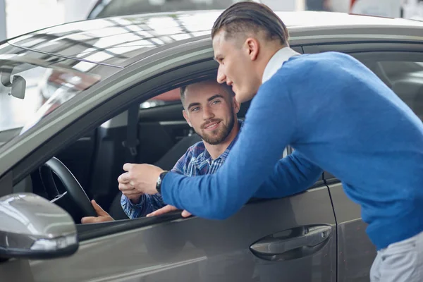 Menager penché sur la porte d'entrée et parlant avec le client . — Photo