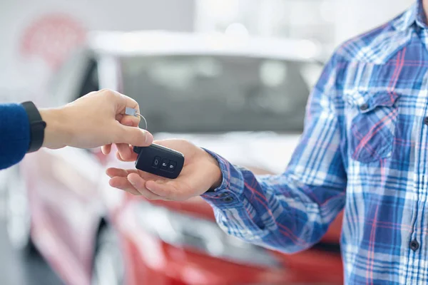 Wenn eine Person dem anderen den Autoschlüssel gibt. — Stockfoto