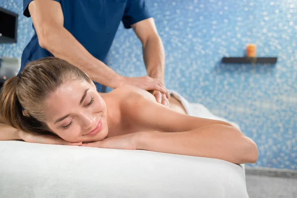 Enfoque selectivo de la mujer sonriente durante el procedimiento de masaje — Foto de Stock