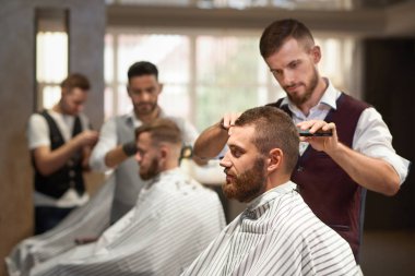 Saç kuaför dükkanında sürecinin yan görünüm