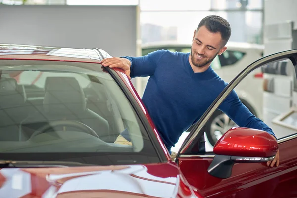 Client brune avec barbe test voiture rouge avant d'acheter . — Photo