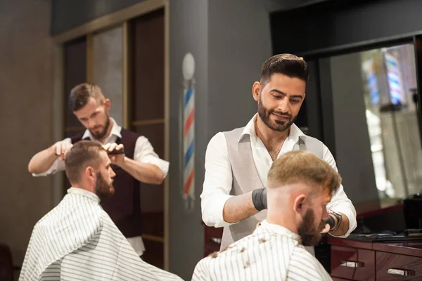 Vue du côté du client de service de coiffeur dans le salon de coiffure — Photo