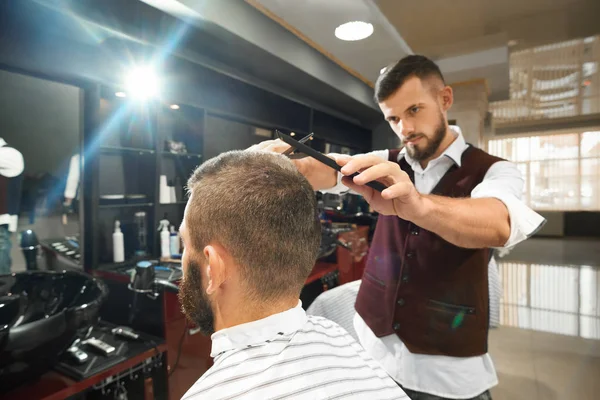 Brutala Frisör gör snygg frisyr i barbershop — Stockfoto