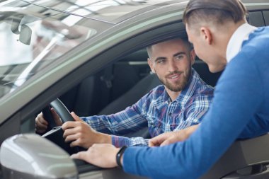 Genç adam mavi kazaklı arkadaşı otomatik seçimi yardım.
