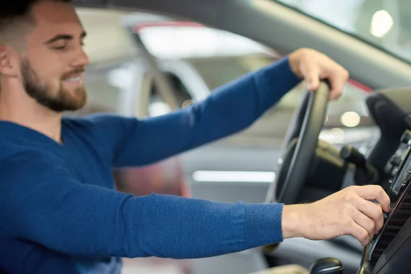 Vue latérale de l'homme brune avec barbe assis dans la voiture . — Photo