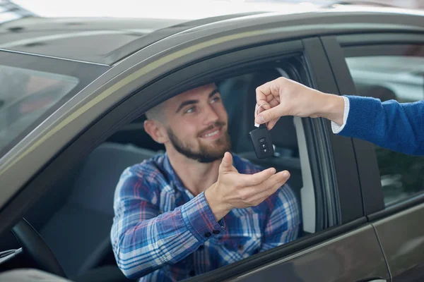 Brunett kille får key från manager efter att köpa fordon. — Stockfoto
