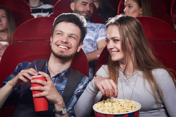 Casal comendo pipocas na comédia engraçada no cinema . — Fotografia de Stock