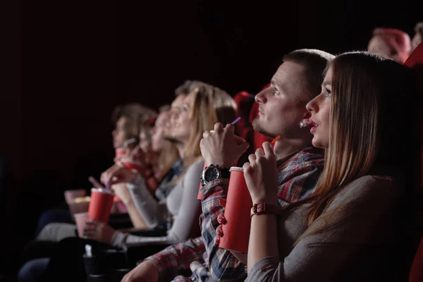 Groupe regardant film intrigant dans le cinéma . — Photo