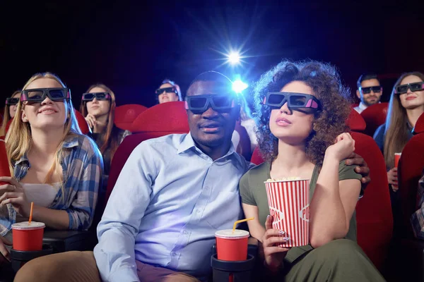 Alegre pareja tener fecha en el cine . — Foto de Stock