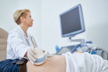 Hasta için yardım sağlayan doktor portresi.