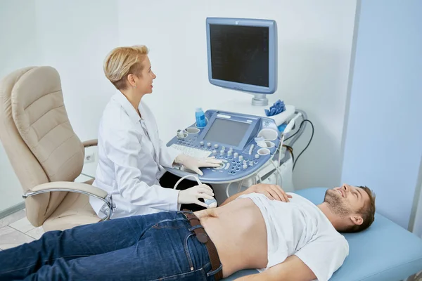 Retrato del médico haciendo diagnóstico para el paciente . —  Fotos de Stock