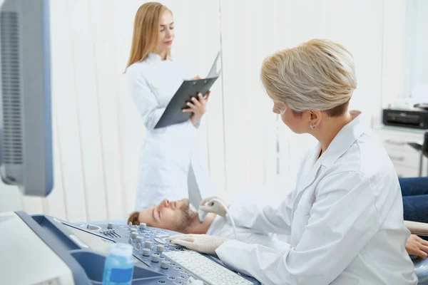 Médecins en uniforme blanc pendant le travail à l'hôpital . — Photo