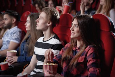 Kırmızı gömlek ilginç film sinemada izlerken kız.