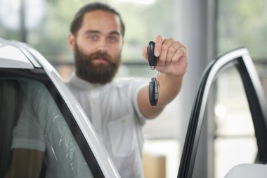 Araba showroom araba anahtarları tutan adam.