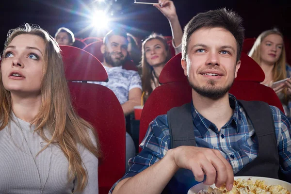 Vista frontal do casal comer pipocas no cinema  . — Fotografia de Stock