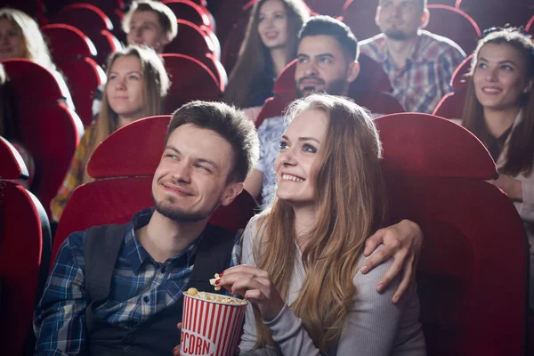 Pareja sentados juntos en el cine, viendo comedia . — Foto de Stock