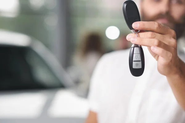 Primer plano del hombre sosteniendo las llaves del coche . —  Fotos de Stock