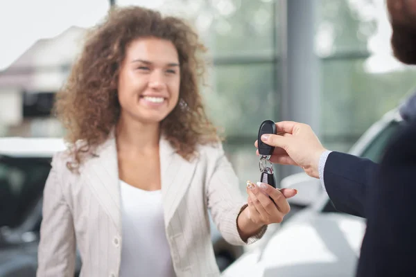 Mujer feliz compra de automóviles, tomar llaves del coche . —  Fotos de Stock