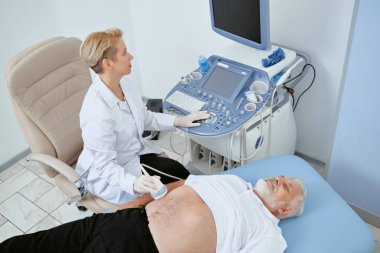 Adam ile modern tıp aygıt gözlemleyerek doktor.