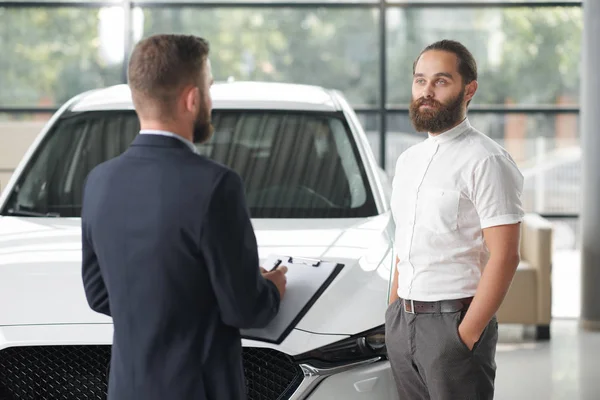 Manager säljer klienten auto i Bilcenter. — Stockfoto