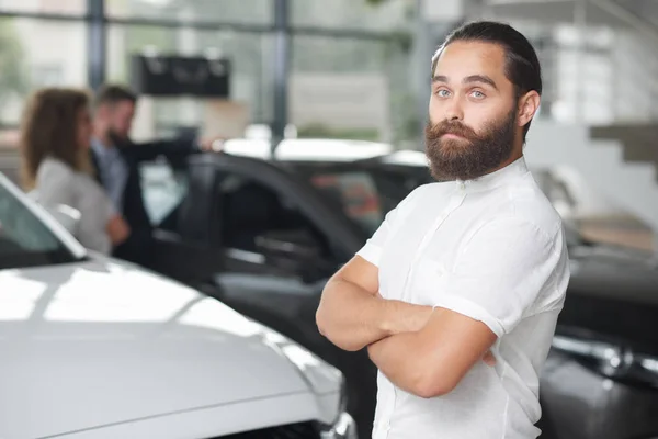 Brutal hombre posando en concesionario de coches . —  Fotos de Stock