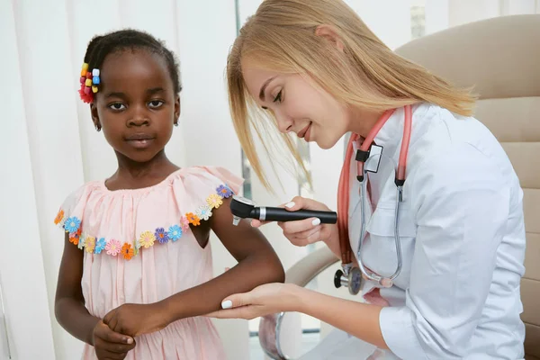 लहान मुलीला मदत वैद्यकीय उपकरणे डॉक्टर . — स्टॉक फोटो, इमेज