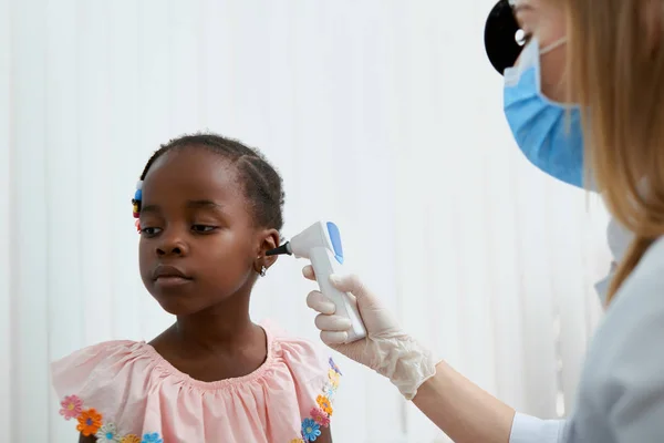 Retrato de adorable linda chica en la oficina de médicos . — Foto de Stock