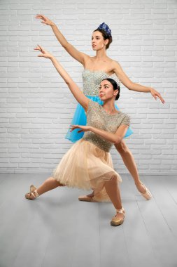 Balerinler yukarıda studio seyir bej ve mavi elbiseler