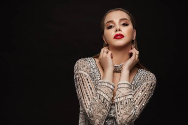 Kırmızı dolgun dudaklar ve poz yukarı yapmak ile büyüleyici modeli.