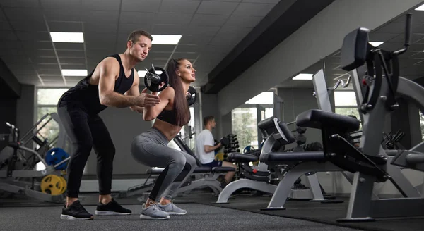 Retrato de dos jóvenes entrenados en gimnasia . — Foto de Stock