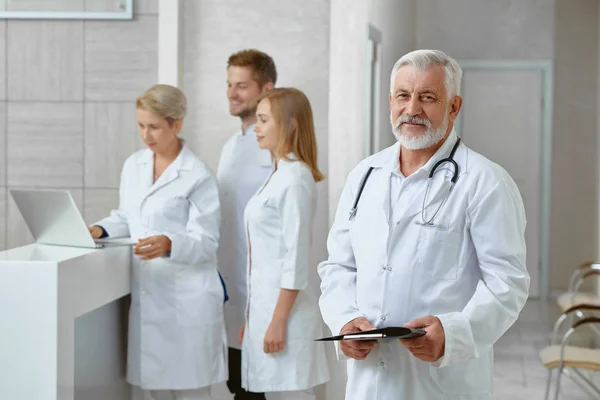 Vue latérale du médecin et de ses collègues à la clinique . — Photo