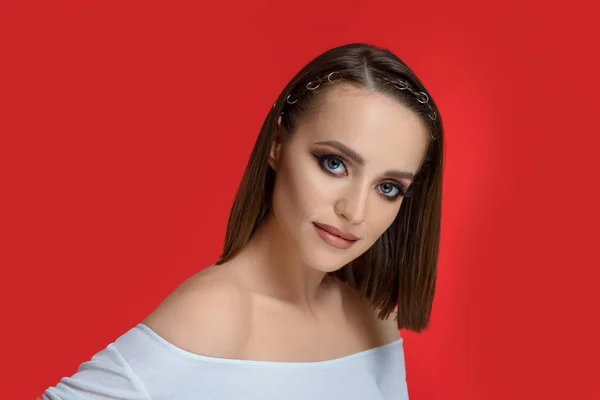 Wunderschönes Model mit perfektem Make-up posiert im Studio. — Stockfoto