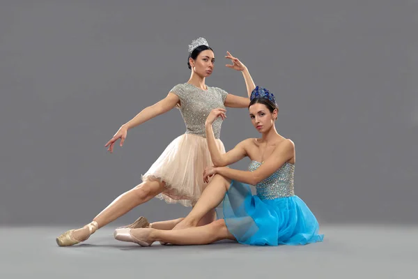 Duas bailarinas profissionais sentadas no chão em estúdio — Fotografia de Stock