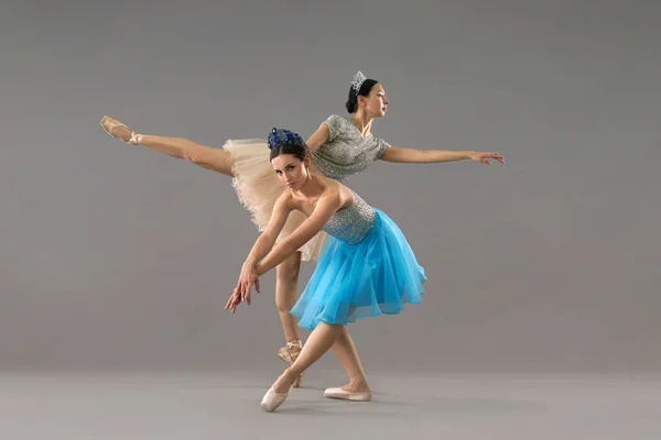 Danseuse regardant la caméra tandis que partenaire debout sur une jambe — Photo