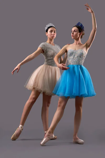 Duas bailarinas posando e dançando juntas no estúdio — Fotografia de Stock