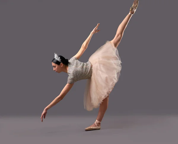 Bailarina se curvando e levantando uma perna no estúdio — Fotografia de Stock