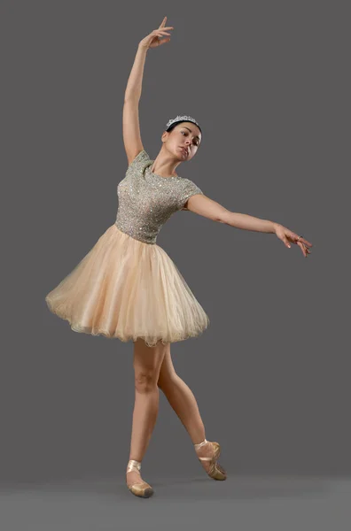 スタジオで踊るベージュのドレスとバレエ シューズのバレリーナ — ストック写真