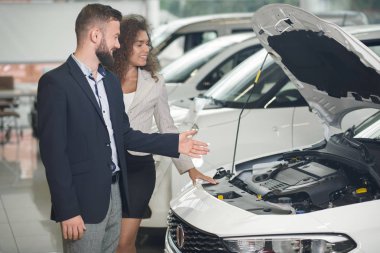 Yöneticisi gösteren araba araba merkezi istemciye başlık altında.