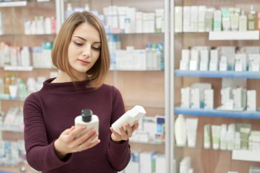 Eczanede kozmetik ürünlerini seçtiğiniz kadın.