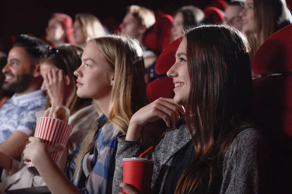 Mujer viendo películas en el cine moderno . — Foto de Stock