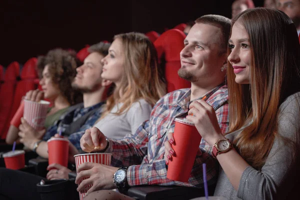 Estudantes assistindo filme na sala de cinema moderna — Fotografia de Stock