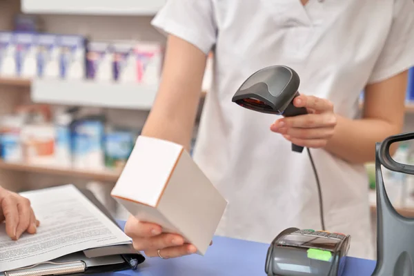 Eczacı eczane tarafından kullanılan barkod okuyucu.