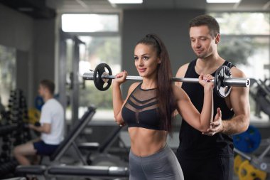 Güzel kadın halter ve spor salonunda poz eğitmen yetiştirme.