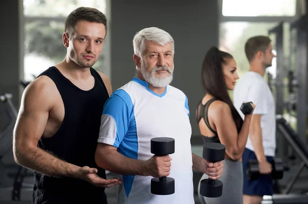 Tränare hjälpa sina klienter bli frisk och passar. — Stockfoto